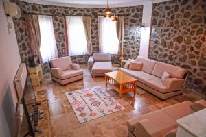 a living room with a couch and chairs and a table at Villa Oasis Taşın Zarafeti,Modern Rahatlık in Dalaman