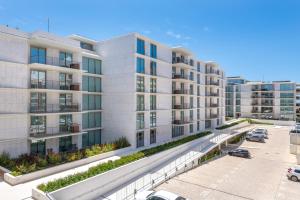 una vista aérea de un complejo de apartamentos en Bayline Condominium - Heated indoor Swimming pool - SPA - By Bedzy, en Armação de Pêra