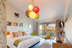 a bedroom with a bed with balloons hanging from the ceiling at el gran sueño Boutique Hotel & Apartamentos - Adults Only in Pintueles