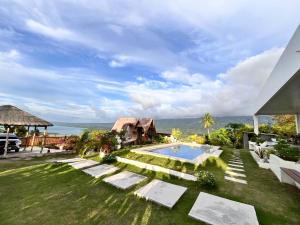 巴迪安Sondela Lambug Room1 pool mountain view的带游泳池的别墅图片