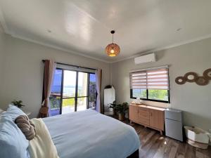 Sondela Lambug Room1 pool mountain view客房内的一张或多张床位