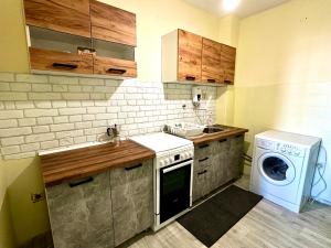 een keuken met een wasmachine en een wasmachine bij Ssenyange City Apartment in Varna