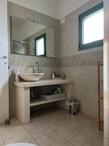 een badkamer met een wastafel en een spiegel bij Villa Lucrezia in San Vito dei Normanni +18 foto's