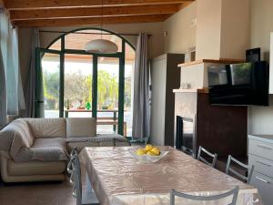 een woonkamer met een tafel met daarop een schaal fruit bij Villa Lucrezia in San Vito dei Normanni