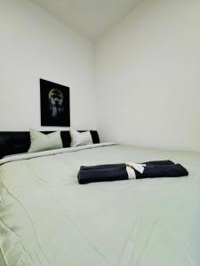 Postel nebo postele na pokoji v ubytování Modern 2BR Stay for 5 Prime Location