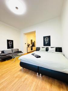 Postel nebo postele na pokoji v ubytování Modern 2BR Stay for 5 Prime Location