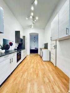 Kuchyň nebo kuchyňský kout v ubytování Modern 2BR Stay for 5 Prime Location