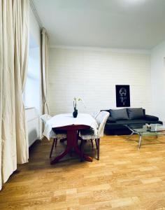 Posezení v ubytování Modern 2BR Stay for 5 Prime Location