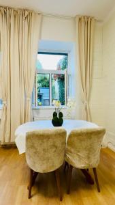 Posezení v ubytování Modern 2BR Stay for 5 Prime Location