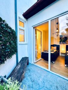 Posezení v ubytování Modern 2BR Stay for 5 Prime Location