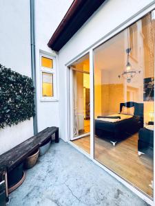 Postel nebo postele na pokoji v ubytování Modern 2BR Stay for 5 Prime Location