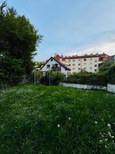 Zahrada ubytování Modern 2BR Stay for 5 Prime Location
