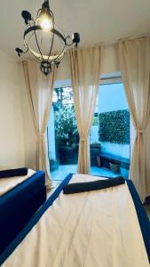 Postel nebo postele na pokoji v ubytování Modern 2BR Stay for 5 Prime Location