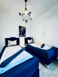 Postel nebo postele na pokoji v ubytování Modern 2BR Stay for 5 Prime Location