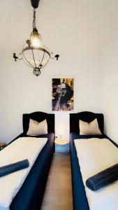 Postel nebo postele na pokoji v ubytování Modern 2BR Stay for 5 Prime Location