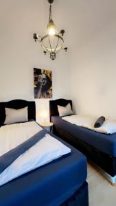 Postel nebo postele na pokoji v ubytování Modern 2BR Stay for 5 Prime Location