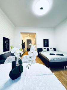 Postel nebo postele na pokoji v ubytování Modern 2BR Stay for 5 Prime Location