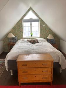 a bedroom with a bed with a window and a dresser at Fridfullt sommarhus mitt på Österlen nära Simrishamn, Tomelilla och Ystad in Gärsnäs +27 photos