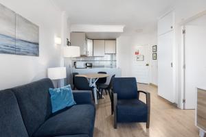 salon z kanapą, krzesłami i stołem w obiekcie BenalBeach Premium Apartments by Alfresco Stays w mieście Benalmádena