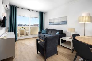 salon z kanapą i stołem w obiekcie BenalBeach Premium Apartments by Alfresco Stays w mieście Benalmádena