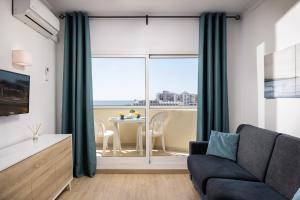 Część wypoczynkowa w obiekcie BenalBeach Premium Apartments by Alfresco Stays