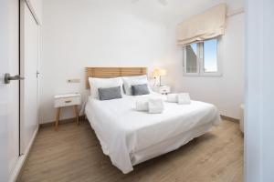 Łóżko lub łóżka w pokoju w obiekcie BenalBeach Premium Apartments by Alfresco Stays