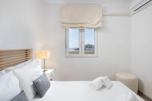 Łóżko lub łóżka w pokoju w obiekcie BenalBeach Premium Apartments by Alfresco Stays