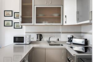 Kuchnia lub aneks kuchenny w obiekcie BenalBeach Premium Apartments by Alfresco Stays