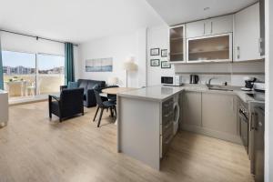 Kuchnia lub aneks kuchenny w obiekcie BenalBeach Premium Apartments by Alfresco Stays