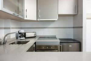 Kuchnia lub aneks kuchenny w obiekcie BenalBeach Premium Apartments by Alfresco Stays