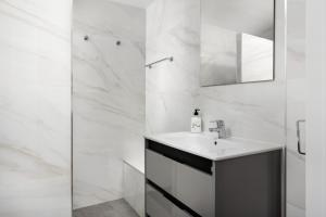 Łazienka w obiekcie BenalBeach Premium Apartments by Alfresco Stays