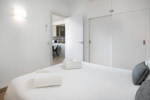 Łóżko lub łóżka w pokoju w obiekcie BenalBeach Premium Apartments by Alfresco Stays