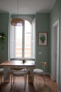 a dining room with a table and chairs and a window at La caldera in San Giuseppe Vesuviano +25 photos