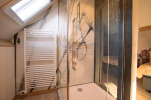 una doccia in un bagno con finestra di B&B Country Suite Den Oord a Terwolde Altre 21 foto