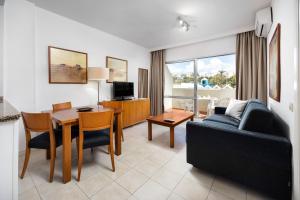 Et opholdsområde på BenalBeach Apartments by Alfresco Stays