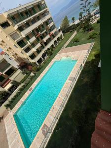 an overhead view of a swimming pool in front of a building at ZASE Luxury Homes in Xylokastro