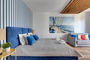 Un dormitorio con una cama grande con cabecero azul. en Staywin Aura Gdańsk II, en Gdansk 232 fotos más