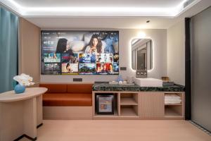 Televiisor ja/või meelelahutuskeskus majutusasutuses Liuxiang Shangcui Hotel