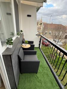 包姚Sugo Studio Apartman的带桌椅的阳台
