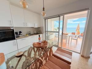 a kitchen with a glass table and a view of the ocean at Miramar3, Costa Calma, traumhafter Meerblick, max 2 Pers in Costa Calma