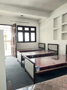 Postel nebo postele na pokoji v ubytování Serene Girls Hostel