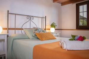 un dormitorio con una cama con cabecero en Vivienda Vacacional Finca Monterrey Mazo, en Mazo