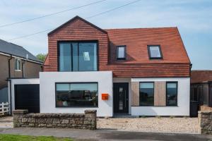 een huis met een rood dak bij Tide's Watch in Beadnell