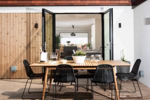 een eetkamer met een houten tafel en stoelen bij Tide's Watch in Beadnell