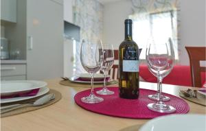 Nápoje v ubytovaní Two-Bedroom Apartment In Vodice