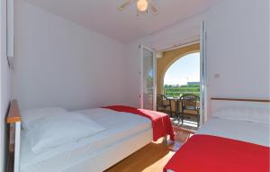 Posteľ alebo postele v izbe v ubytovaní Two-Bedroom Apartment In Vodice