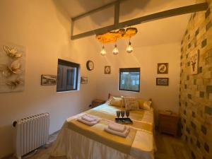 a bedroom with a bed with towels on it at The Owl Stony Snug in Carstairs Junction