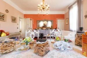 a dining room with a table with food on it at B&B Cà dal Busc in Sostegno