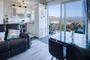 Η κουζίνα ή μικρή κουζίνα στο Bayview 32 - 2 Bedroom Chalet - Bayview Oxwich