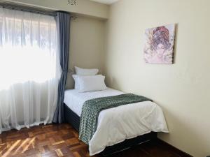 Кровать или кровати в номере Centrally Located 2 Bedroom Apartment - 2239